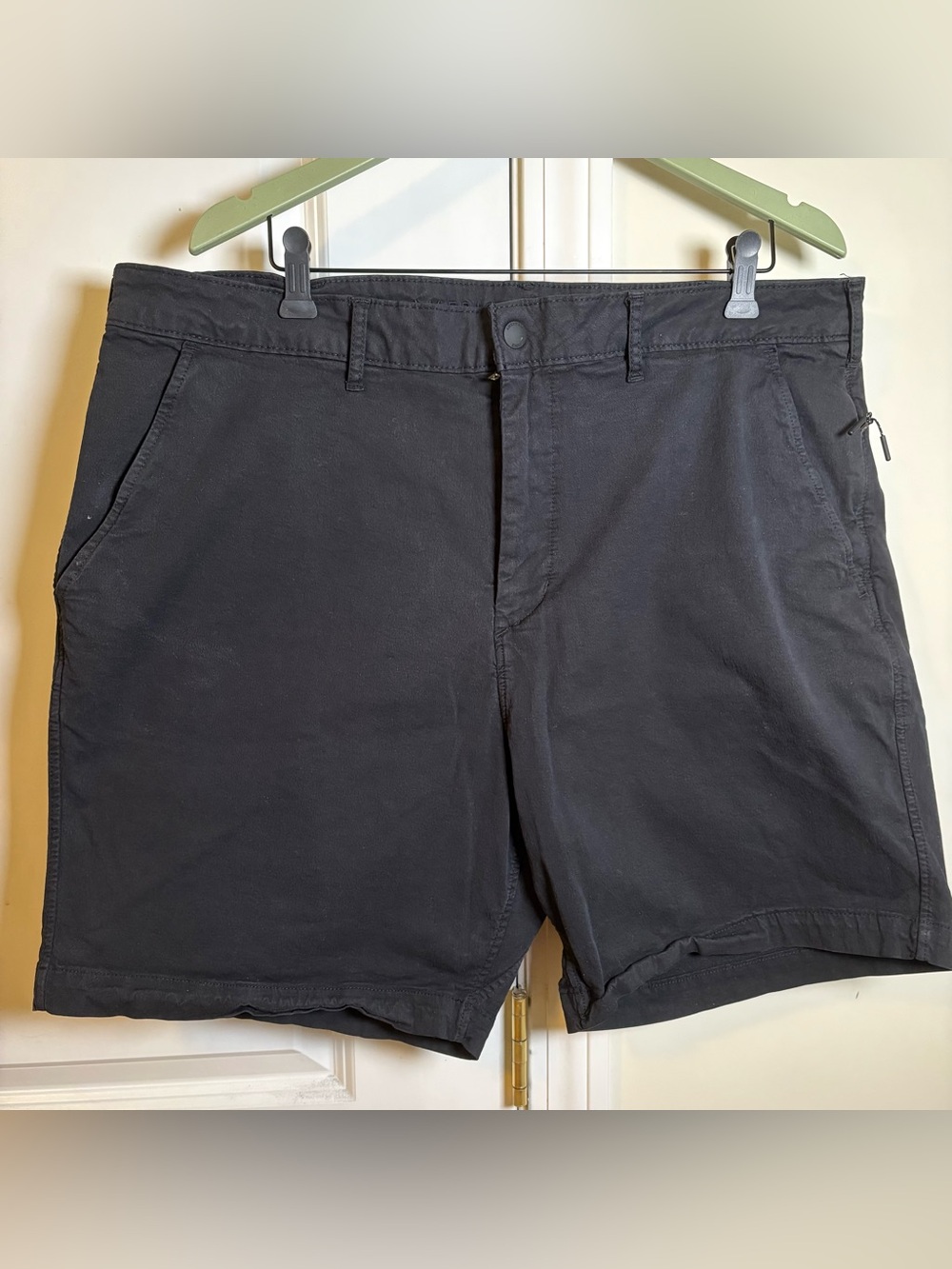 American Eagle Outfitters Black “Tech Twill” Flat-Front Cotton Shorts 7”